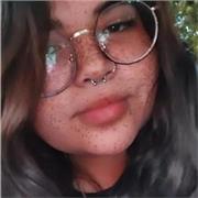 Niñera y ayudo a niños pequeños con sus clases